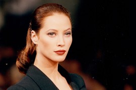 Jedna od NAJLEPŠIH ŽENA DEVEDESETIH odlučila je da STARI PRIRODNO: Danas ima 56 godina, ljuta je protivnica ESTETSKIH KOREKCIJA i to se na njenom licu JASNO VIDI