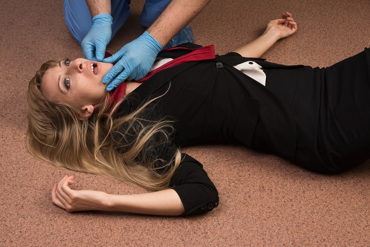 Do stwierdzenia zgonu może zostać także wezwany lekarz rodzinny. W nagłych przypadkach stwierdzenia zgonu dokonuje lekarz z pogotowia ratunkowego. Również z zakładami pogrzebowymi współpracują lekarze, którzy posiadają uprawnienia do prawnego stwierdzenia zgonu.