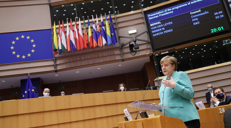 Angela Merkel, az Európai Unió Tanácsának soros elnöki posztját betöltő Németország kancellárja beszédet mond az Európai Parlament plenáris ülésén Brüsszelben 2020. július 8-án / Fotó: MTI/EPA/Pool/Yves Herman