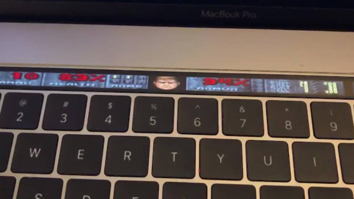 Doom uruchomiony na pasku Touch Bar nowego MacBooka Pro (wideo)