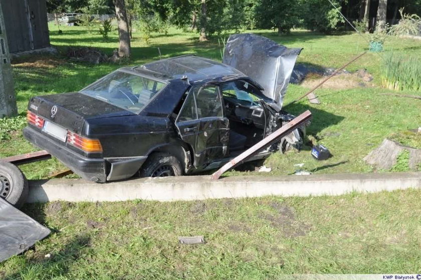 Mercedes rozbił ogrodzenie!