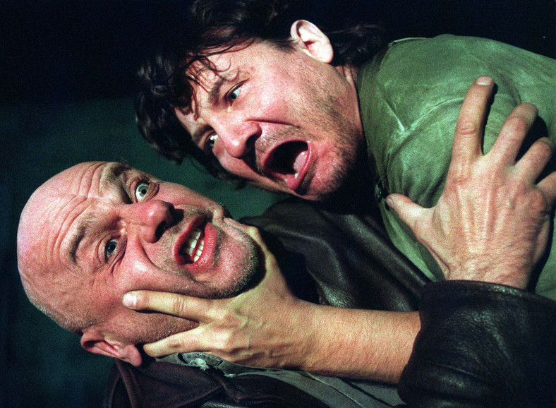 Robert Więckiewicz (z prawej) i Krzysztof Bauman w spektaklu "Zbombardowani" w reżyserii Pawła Włodzińskiego, październik 1999 r.