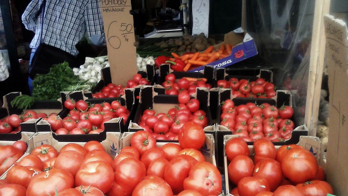 Bazarek czy supermarket? Serce rozdarte, bo na bazarku często bywa drożej. Nie ma szalonych promocji, co mieszają w głowach i sprawiają, że ręce same wkładają towar do koszyka. A potem przy kasie, ojoj, miało się płacić malutko, a płaci się dużo. Trzeba wysupłać z czeluści portfela wysłużoną kartę… Już ledwo przechodzi przez ten czytnik… Ale nie o tym miało być. Bo tak czy siak – bazarki, targowiska – po prostu kochamy.