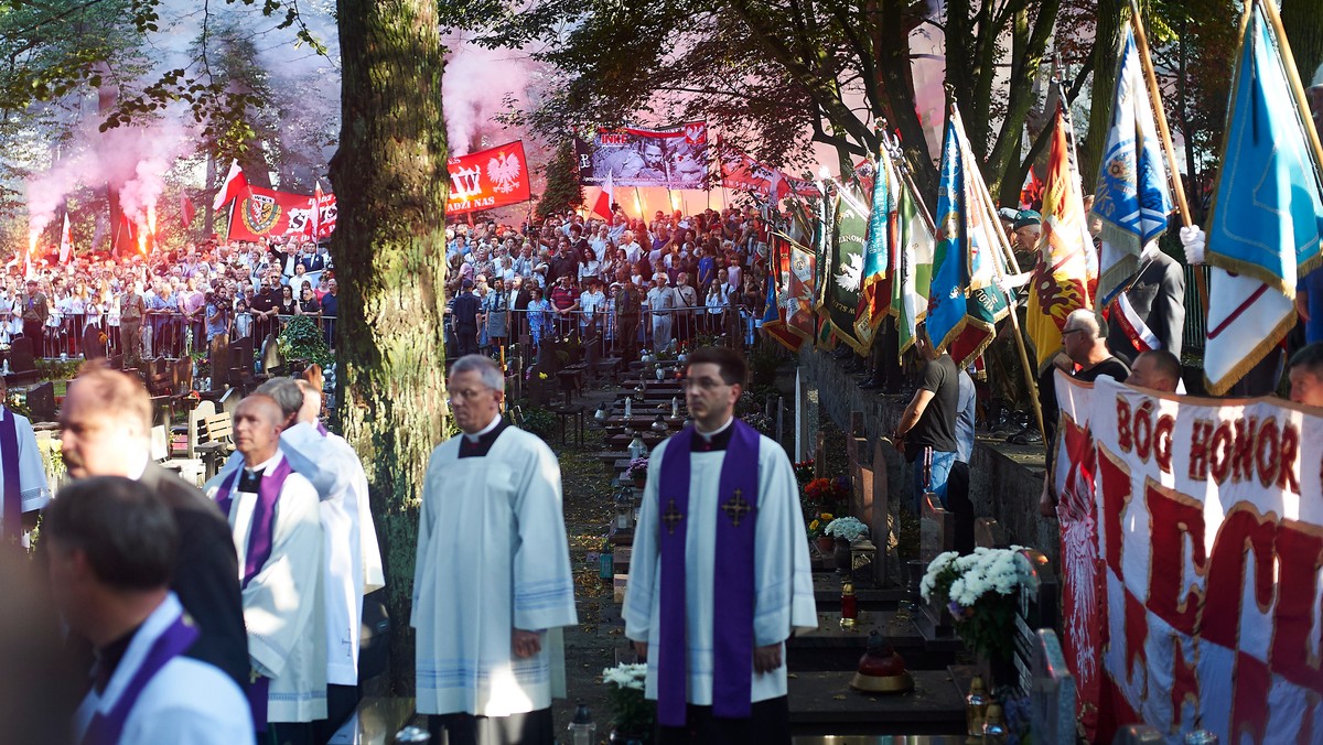 – Prokuratura zachowywała się tutaj opieszale, niestety, ale pachnie mi to działaniem politycznym – komentuje w rozmowie z Onetem Radomir Szumełda, pomorski lider KOD, który nie wyklucza, że już w tym tygodniu złoży zażalenie na gdańskich śledczych. Mowa o umorzonym postępowaniu ws. incydentu, do którego doszło w sierpniu zeszłego roku na pogrzebie "Inki" i "Zagończyka" w Gdańsku. Jednocześnie jednak prokuratura wciąż analizuje zawiadomienie, które złożyli przedstawiciele Stowarzyszenia ONR.