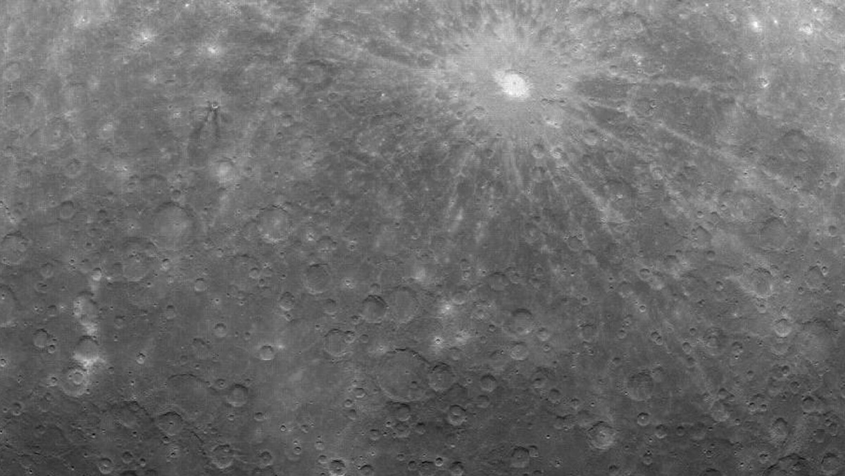 Amerykańska sonda kosmiczna "Messenger" zrobiła pierwsze, historyczne zdjęcia z orbity Merkurego i przesłała je na Ziemię - poinformowała wczoraj amerykańska agencja kosmiczna NASA.
