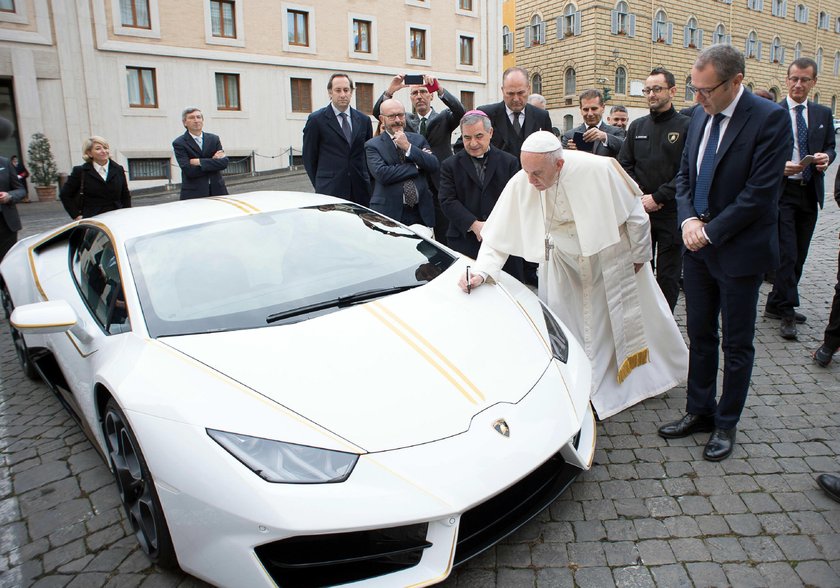 Lamborghini w papieskich barwach