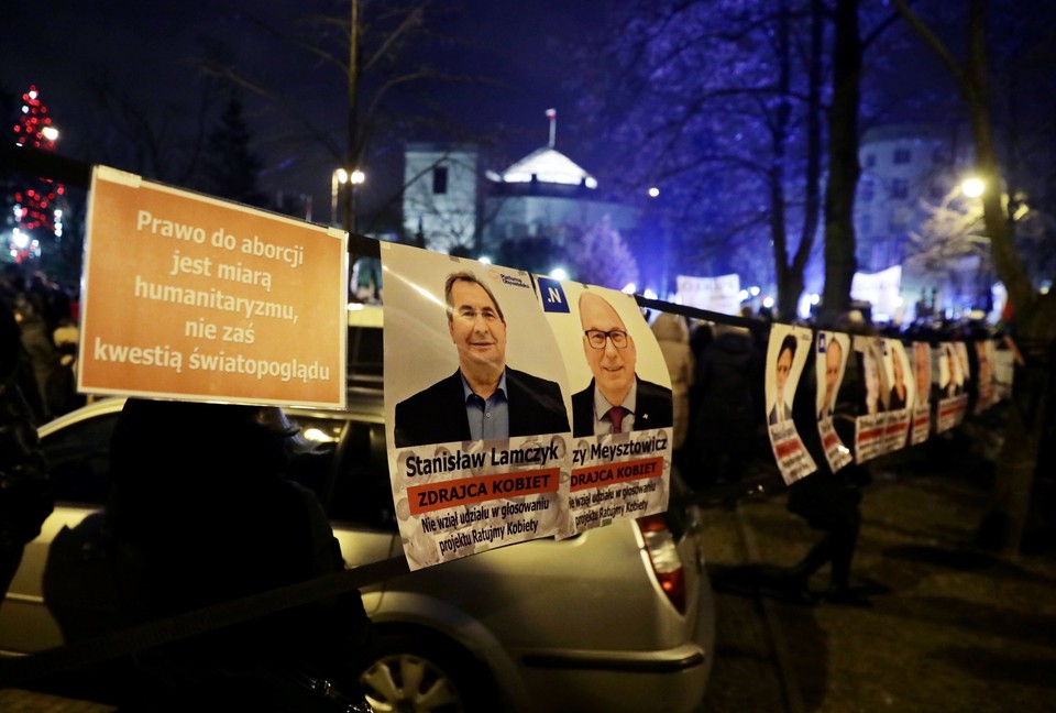 18113157 - WARSZAWA PROTEST KOBIET MIARKA SIĘ PRZEBRAŁA (protest kobiet)