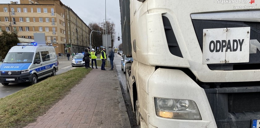 Makabra na pasach w Częstochowie. Ciężarówka potrąciła pieszego i ciągnęła go przez kilkaset metrów [ZDJĘCIA]