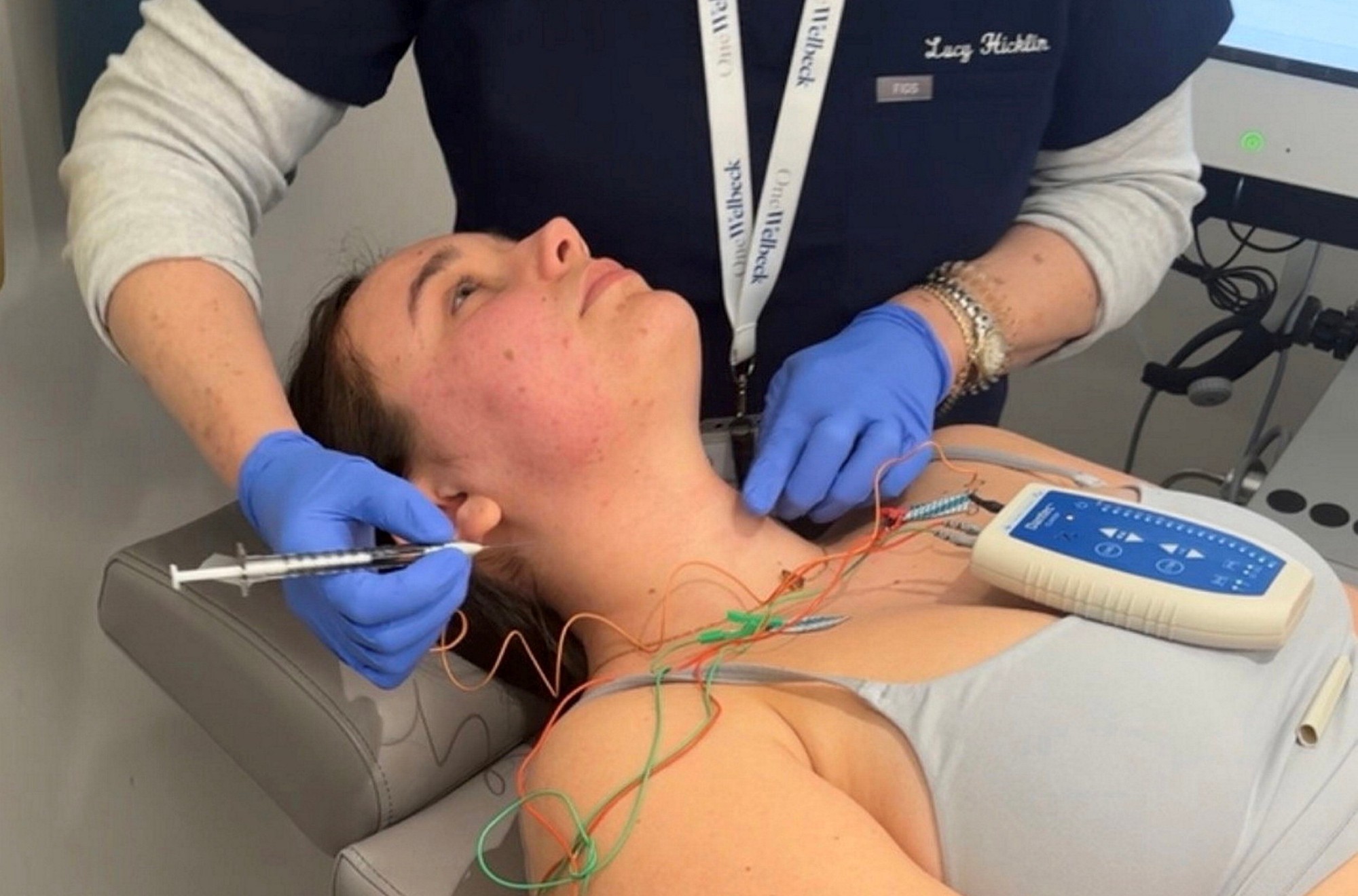 Lekári jej aplikovali botox do svalu, ktorý jej zabraňoval v grganí.