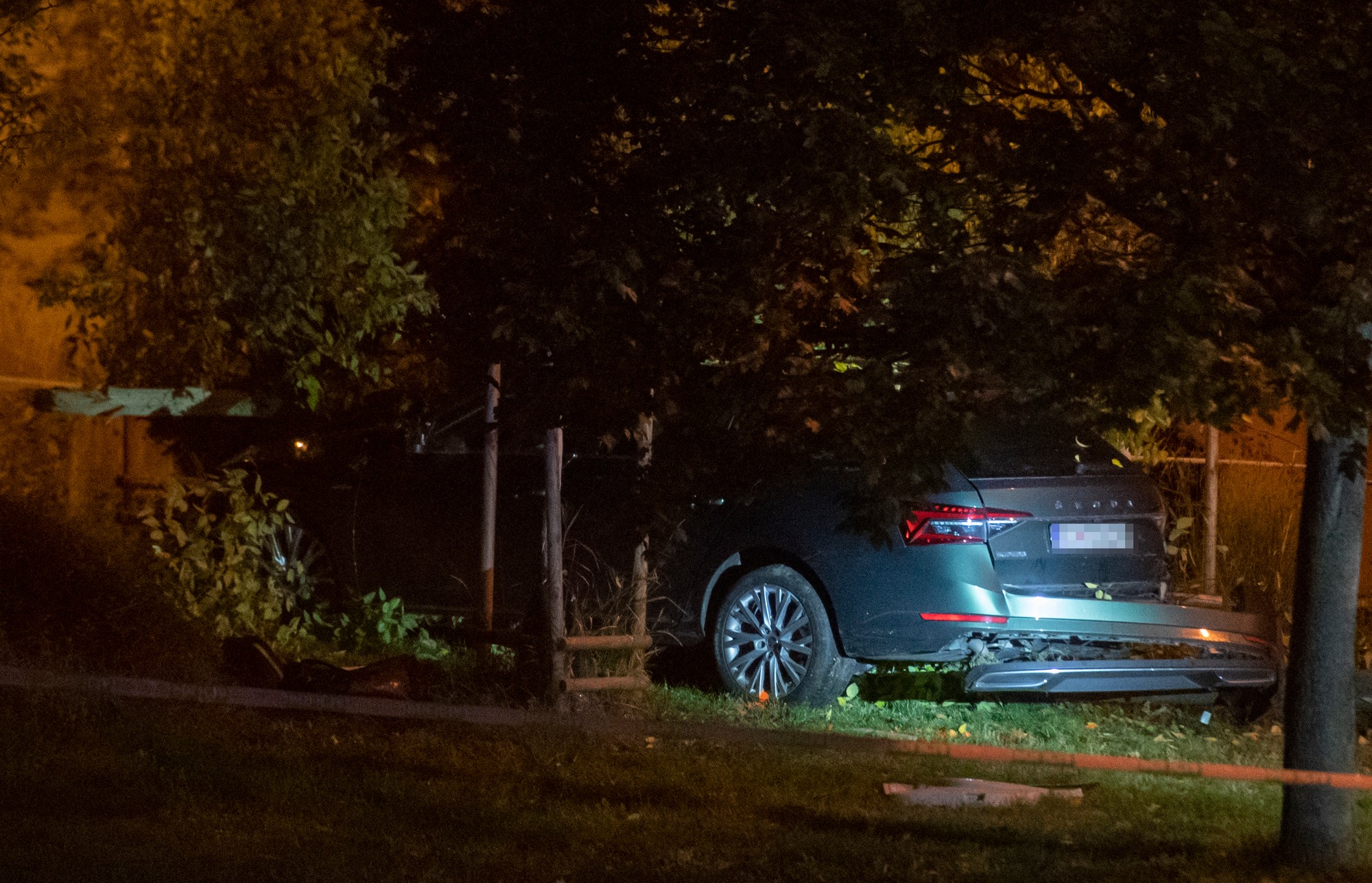 V centre Bratislavy narazilo v nedeľu 2.10.2022 o 22.24 h auto s opitým vodičom do zastávky mestskej hromadnej dopravy, kde sa nachádzali ľudia. 