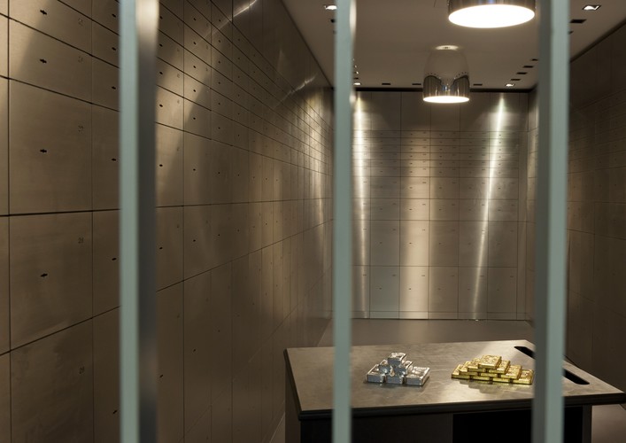 Co roku na świecie inwestuje się w złoto średnio 77 mld dol. – wynika z danych World Gold Council. W wyniku tego, prawdziwy boom przeżywa branża zajmująca się transportem i przechowywaniem złota. W Londynie koncern Brink’s uruchomił ostatnio swój drugi skarbiec w ciągu 2 lat. Z kolei spółka Malca-Amit Global, wykorzystując potencjał powietrznych szlaków handlowych w Azji, otworzyła skarbiec na międzynarodowym lotnisku w Hongkongu. Wcześniej, w 2010 roku działalność rozpoczął skarbiec na lotnisku w Singapurze. Na zdjęciu skarbiec ProAurum w Monachium w Niemczech.