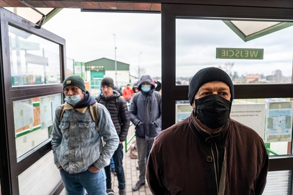 Odprawa graniczna odbywa się w obie strony. Tutaj mężczyźni wracający na Ukrainę