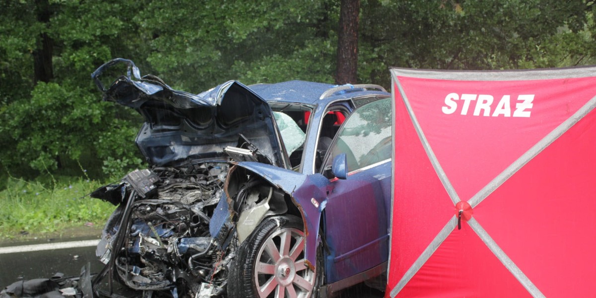 Tragiczny wypadek w Jamnicy. W tym audi zginęło małżeństwo.