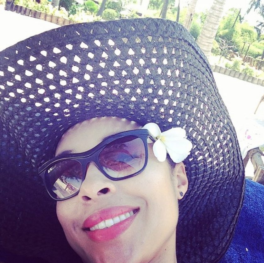 Omena Mensah w kapeluszu na wakacjach w Afryce