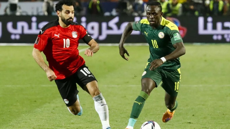 L'Egyptien Mohamed Salah (à gauche) tente de récupérer le ballon, le Sénégalais Sadio Mane (à droite)