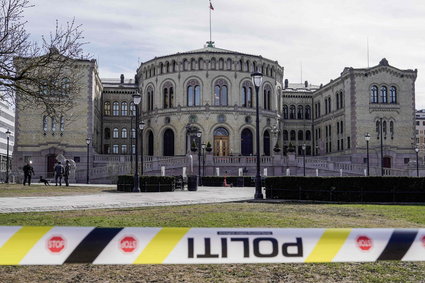 Alarm bombowy w parlamencie Norwegii. Kordon policji dookoła budynku