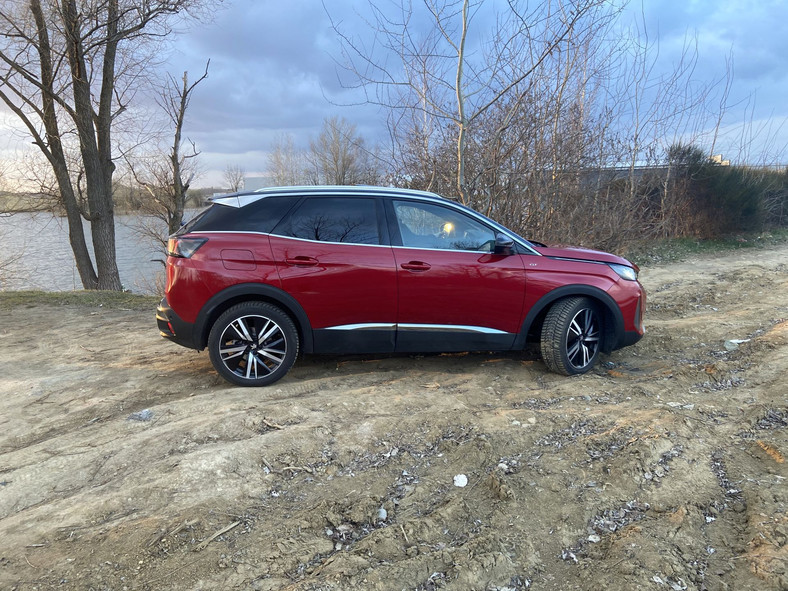 Peugeot 3008 GT pokazał kły - czyli, SUV widoczny w tłumie