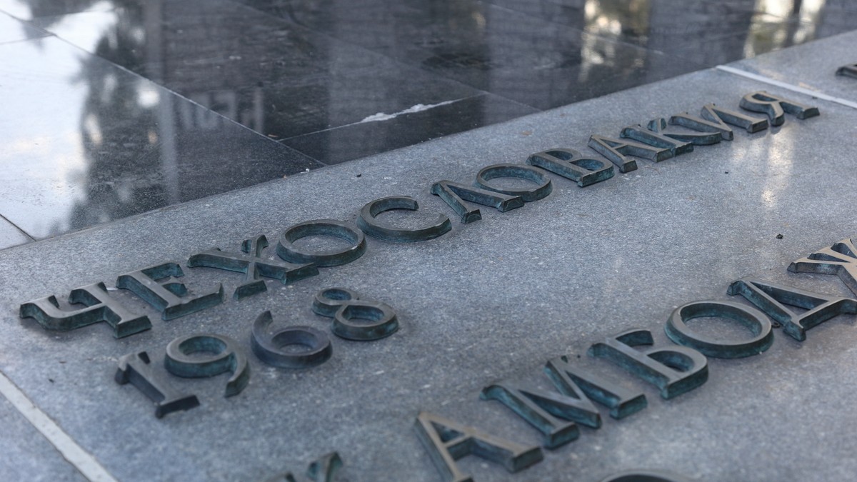 Fragment pomnika upamiętniającego Praską Wiosnę 1968 roku