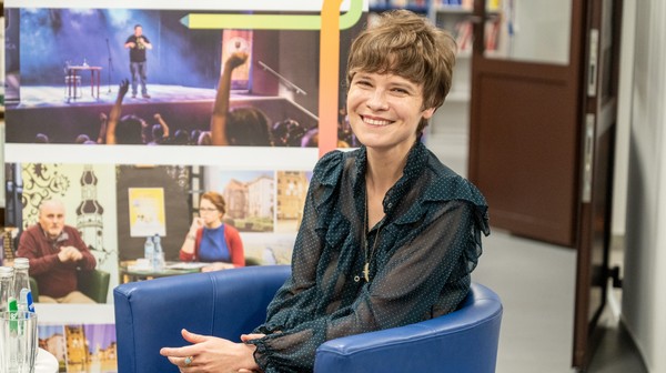 Eliza Kącka – pisarka, literaturoznawczyni, krytyczka i felietonistka Tygodnika Powszechnego.