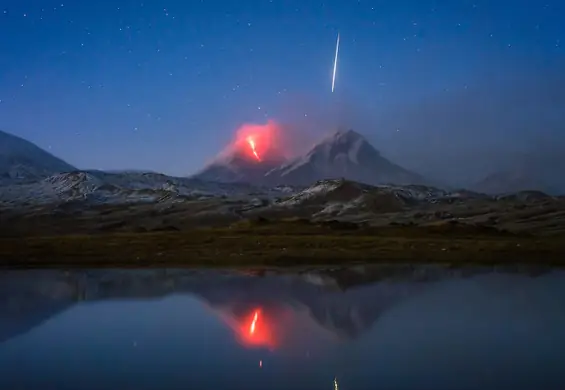 Niezwykłe zdjęcie pokazujące siłę natury. Wybuchający wulkan i meteor na jednej fotografii