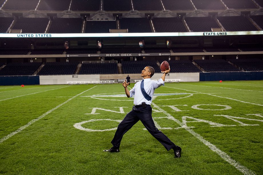 Prezydent Barack Obama rzuca piłkę na boisku Soldier Field po kolacji roboczej NATO w Chicago w 2012 r.