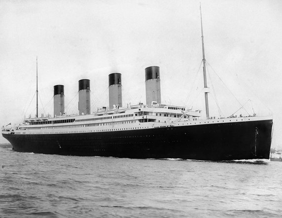RMS Titanic wypływa w swój pierwszy i ostani rejs z Southampton