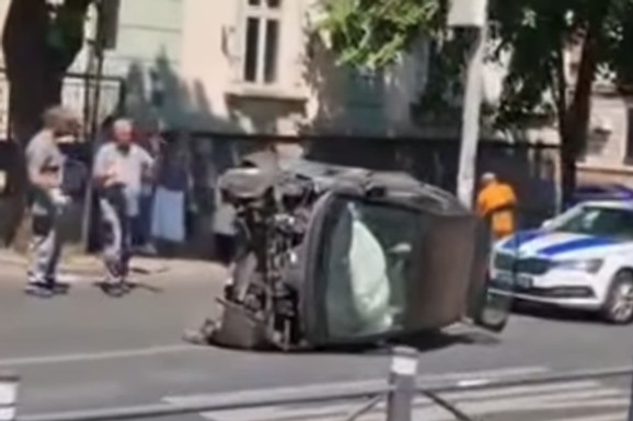 (VIDEO) DRAMA U CENTRU BEOGRADA "Smart" probio zaštitnu ogradu, pa se prevrnuo na krov NA SRED ULICE
