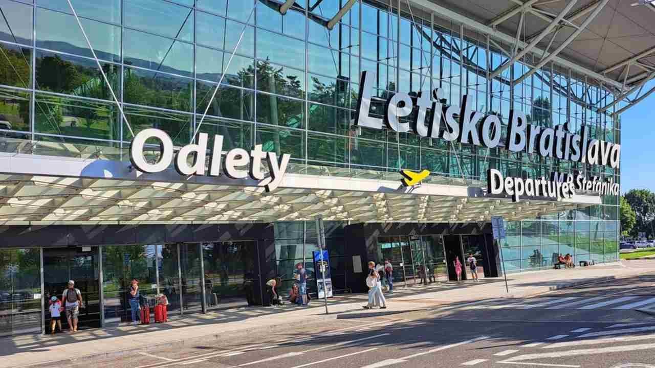 Ilustračná fotografia: cestujúci pred terminálom letiska.