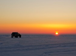 Bałtyk tak zamarzł, że można po nim jeździć autem