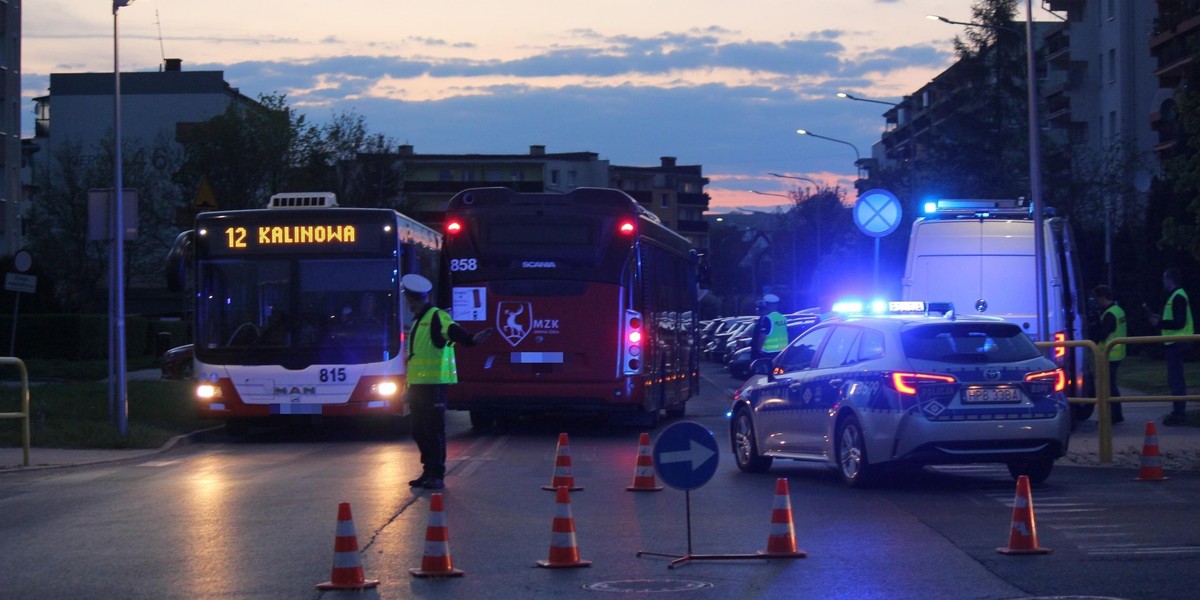 Młoda kobieta potrącona przez autobus miejski. 