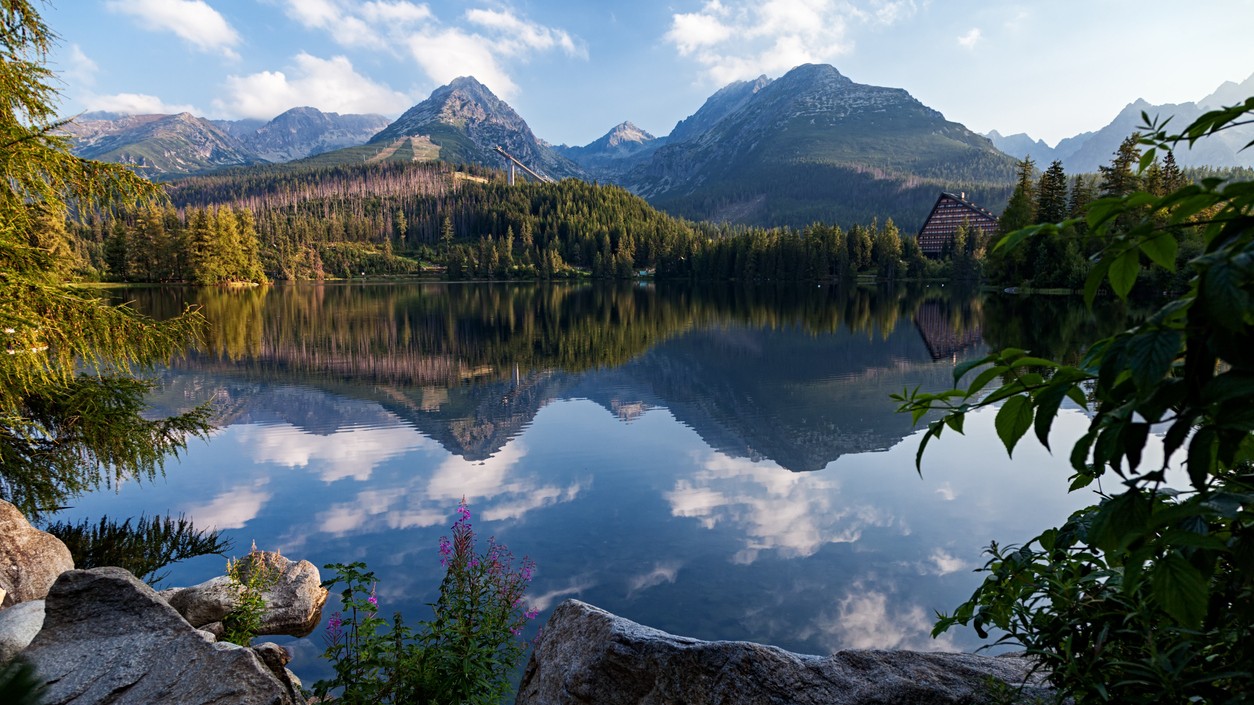Štrbské Pleso: úchvatné jazero odrážajúce Vysoké Tatry.