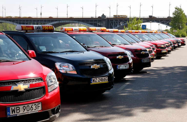 Z 'kogutem' TAXI krąży już po Warszawie kilkadziesiąt chevroletów orlando