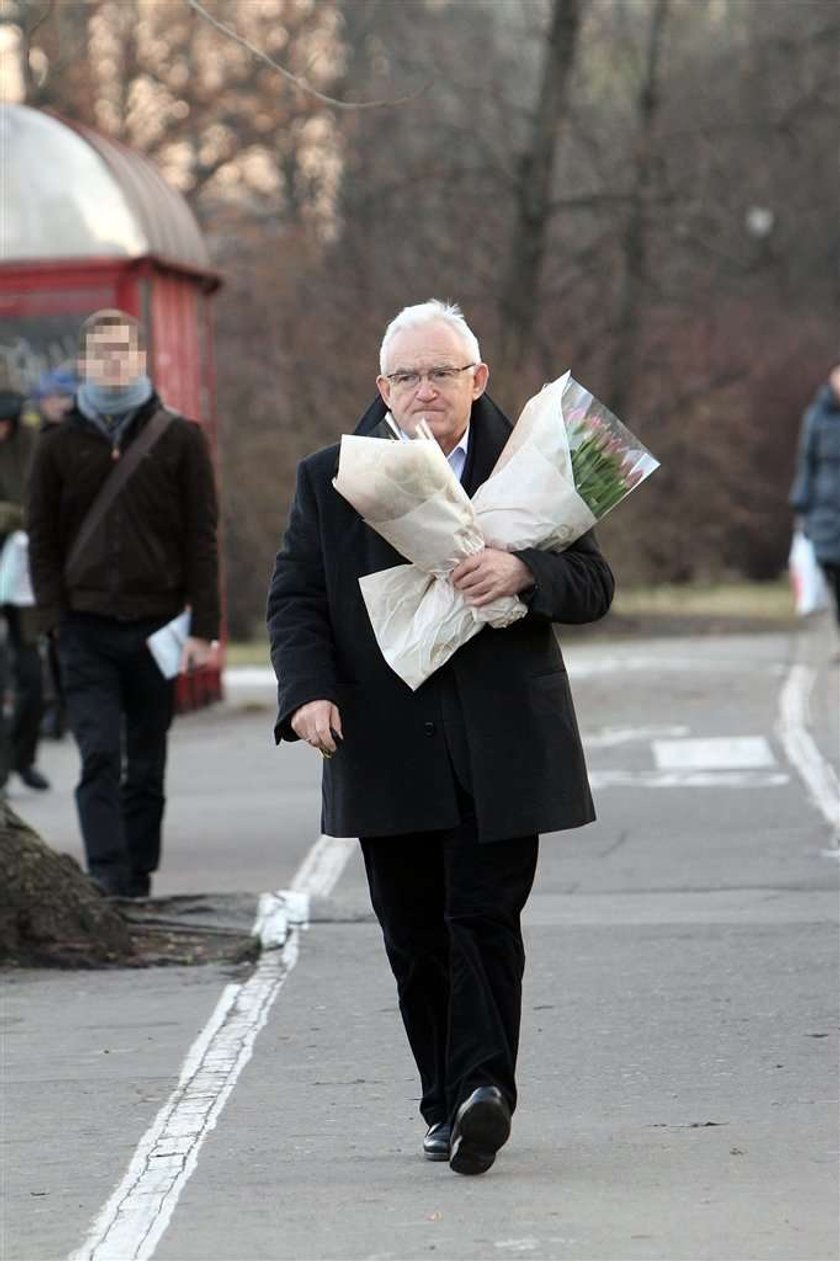 leszek miller kupuje kwiaty