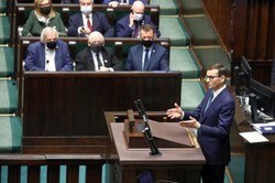Morawiecki atakuje Tuska. Ten kpi z "agresywnego pitbulla"