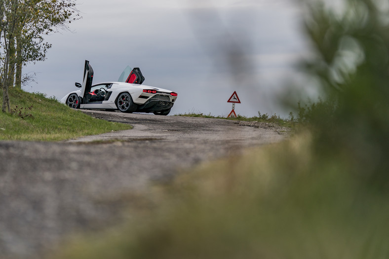 Lamborghini Countach LPI 800-4 rusza w drogę