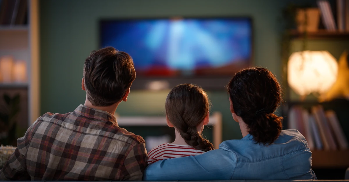 Czy nałogowe oglądanie seriali to ucieczka od samotności? Eksperci analizują zjawisko
