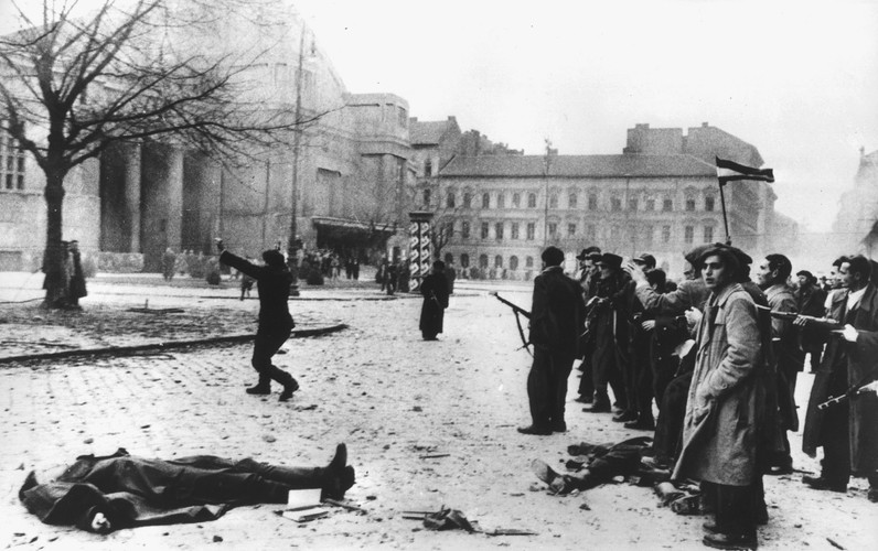 Budapeszt' 56 - 23 października 1956 roku do manifestującego na ulicach Budapesztu tłumu zaczęli strzelać prowokatorzy z tajnej policji