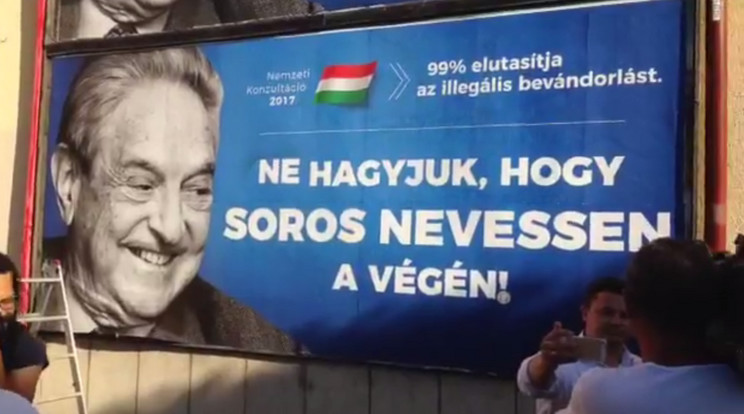 Letépik a Soros-plakátot / Fotó:Facebook