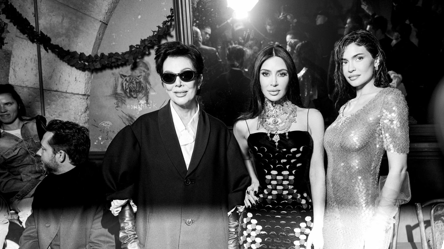 Kris Jenner, Kim Kardashian a Kylie Jenner na módnej prehliadke Maison Margiela Haute Couture jar/leto 2024 (PFW) v Paríži 25. januára 2024. © Pierre Perusseau / Tiziano Da Silva / Bestimage