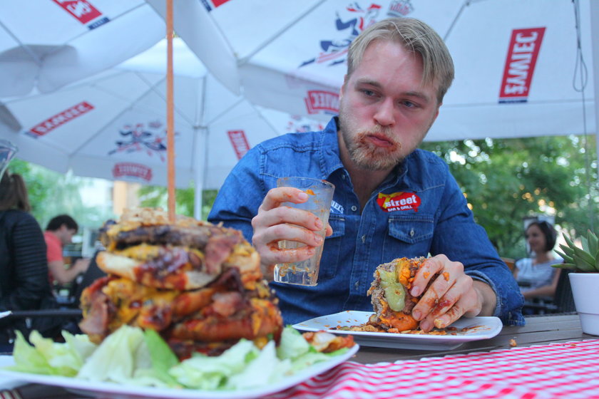 Artur bije rekord w ilości jedzenia burgera - ponad 4 kg