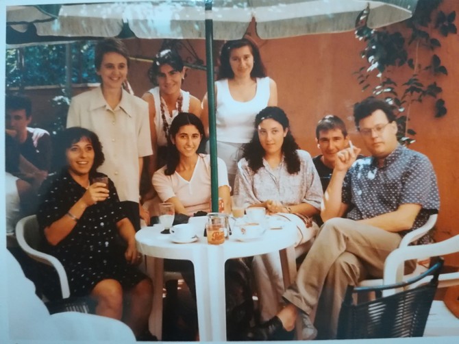 Ana tokom letnje škole u Italiji, malo pre nego što je saznala da je prvi put u drugom stanju  (sedi, druga s leva)