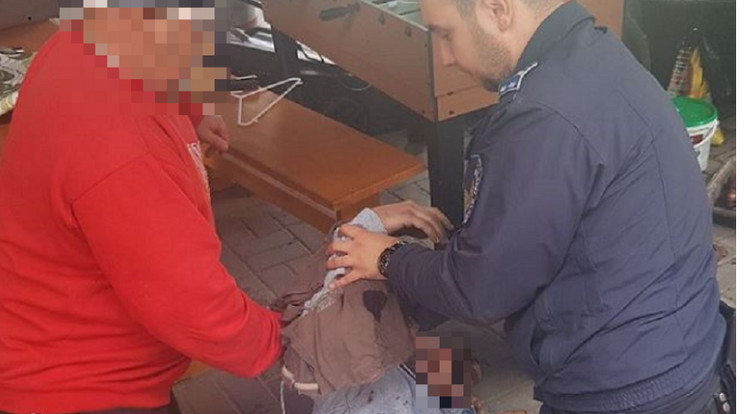 Miközben a rendőr szakszerűen ellátta a sebet, a mentő megérkezett és próbálta stabilizálni a páciens állapotát a szállításához. / Fotó: Facebook, Pest -Vármegyei Rendőrkapitányság