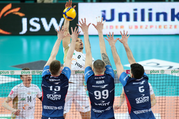 Zawodnik Jastrzębskiego Węgla Stephen Boyer (3L) oraz Kamil Semeniuk (2L), Norbert Huber (2P) i Marcin Janusz (P) z Grupy Azoty ZAKSA Kędzierzyn-Koźle podczas meczu 26. kolejki Ekstraklasy siatkarzy