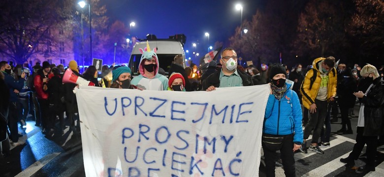 Protesty przed Sejmem. Koalicja Obywatelska uruchamia "sieć obrony protestujących"
