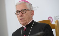 Abp Skworc apeluje o "wychowywanie dzieci do pokoju": Nie dla zabawek militarnych, zabaw w wojnę i gier komputerowych