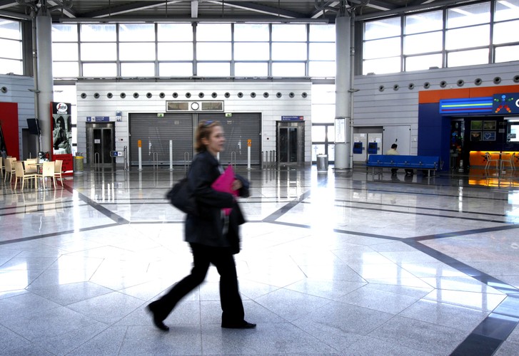 Lotnisko stolicy pogrążonego w kryzysie kraju zebrało bardzo wysokie oceny za niezwykłą czystość, porządek, wygodne siedzenia i miłą obsługę. Choć Międzynarodowy Port Lotniczy Eleftheriosa Venizelosa w Atenach oferuje ograniczony do 60 minut dostęp do Internetu, to  oprócz tego jest wyposażony darmowe dla gości komputery, gdzie nie ma limitów czasowych. Pobyt w tym obiekcie może umilić wystawa archeologiczna, która przenosi podróżnych w świat starożytnej Grecji i Bizancjum. Wśród czynników, które mogą nieco popsuć wizytę na tym lotnisku, to duży gwar i jasne oświetlenie – nawet w nocy. Biorąc jednak po uwagę fakt, że inne greckie lotniska często lądowały na liście najgorszych portów lotniczych, wyróżnienie dla Aten zasługuje na dodatkowe uznanie.  Na zdj. Lotnisko w Atenach, Grecja