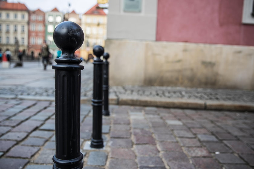 Elastyczne słupki wokół Starego Rynku