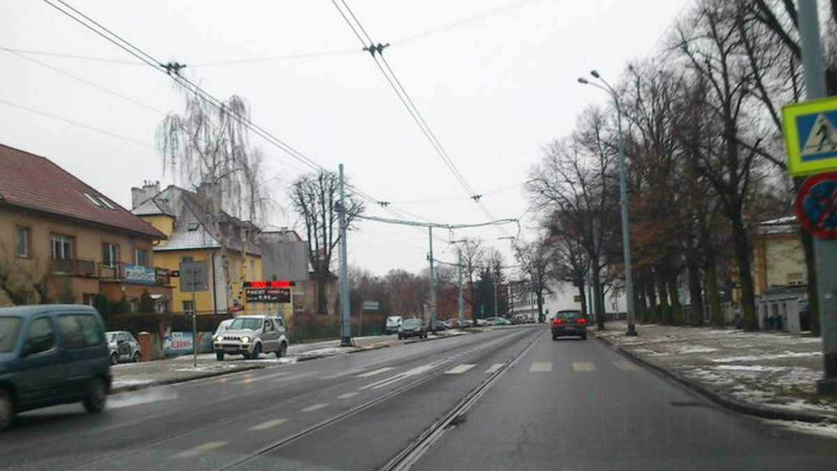 Przejście dla pieszych, znajdujące się na Alei Hallera w Gdańsku, niedaleko Opery Bałtyckiej, ciągle zaliczane jest do jednych z najniebezpieczniejszych w mieście. Miesiąc temu kolejny raz doszło tam do wypadku. ZDiZ zastanawia się nad wprowadzeniem nowych rozwiązań, które mają zminimalizować niebezpieczeństwo.