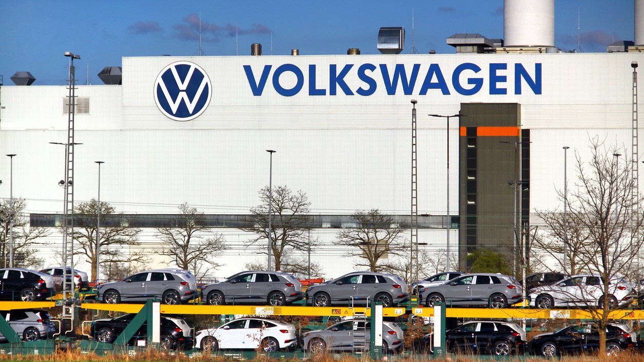 Dozorná rada koncernu Volkswagen schválila rozsiahly úsporný plán, ktorý predpokladá zrušenie približne 50-tisíc pracovných pozícií globálne. Nemecké médiá okamžite začali špekulovať o budúcnosti domácich fabrík.
