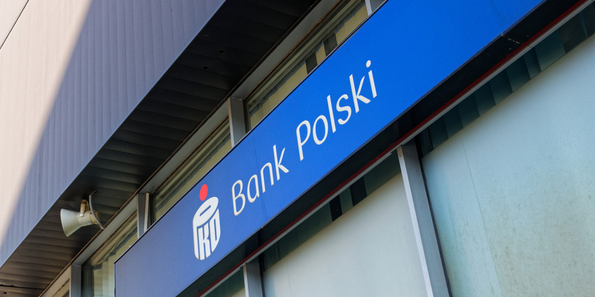 Na nagłówkach obu fałszywych reklam, które pojawiły się w Poznaniu, można przeczytać dwa hasła: "Zmiany klimatu? Masz to jak w banku!" oraz "Business as usual". Nie wiadomo, kto jest inicjatorem akcji. Bank PKO BP zapowiedział już kroki prawne w tej sprawie.